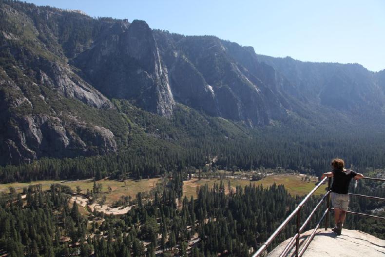 Lookout at Upper Yosemite Fall