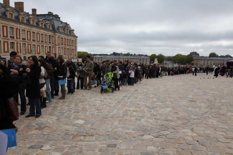 Long queue at Versilles